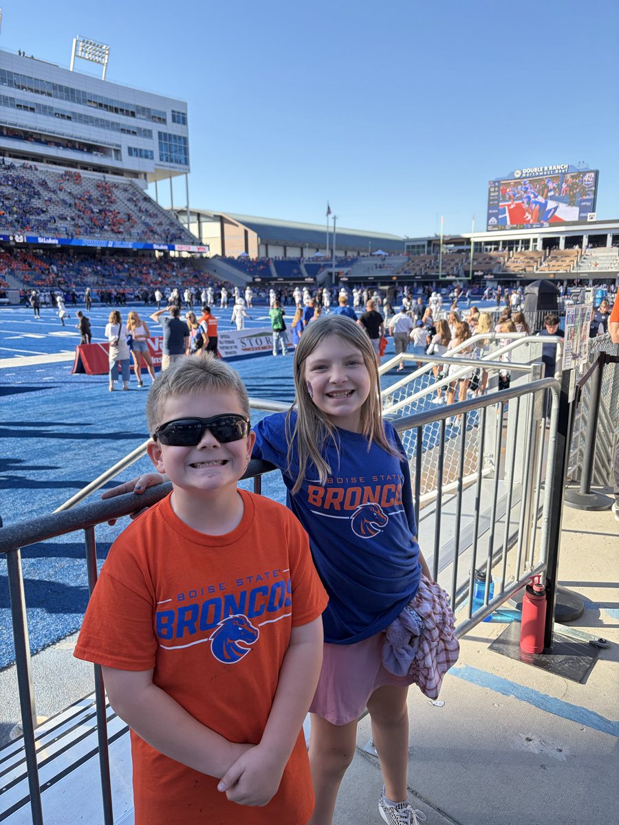 straightkillas's tweet photo. #BeatDownOnTheBlue #Bluechaos #Bsu @BroncoSportsFB https://t.co/eG6lyX16jL