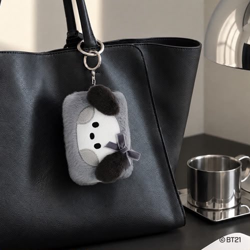 Itsmeannxsa's tweet photo. ANOTHER DAY ANOTHER GIVEAWAYS FOR ARMYS! 

🧸 CHIMMY POUCH 🧸

📌  MUST FOLLOW THIS ACCOUNT &amp; RT THIS TWEET 

⏰ WILL ANNOUNCE WINNER NEXT FRIDAY!  

GOODLUCK ARMYS! 

#BTSinMY #BTSinKL https://t.co/YKN69EJYRs