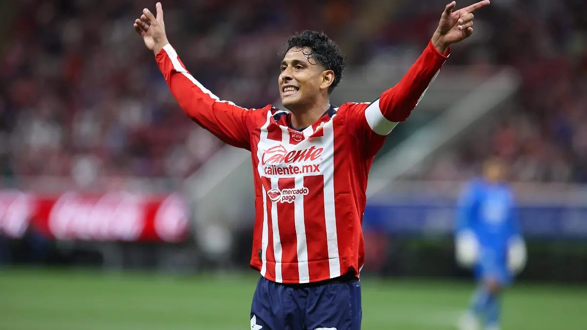 HazFabio's tweet photo. 🚨🚨 A L E R T A 🚨🚨

Informan que Luis Romo dejó la concentración de la selección para ir en búsqueda del sueño americano. 🇺🇸

Mucha suerte crack. https://t.co/cBOSFSW1mi
