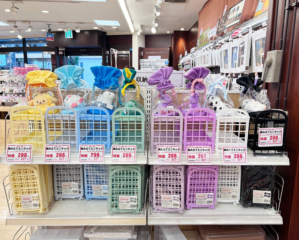 yuzawaya_hobby's tweet photo. これ、収納ラックだけじゃないんです😳💕
卓上サイズの「ミニラック」が全8色に🌈
https://t.co/jk3COMa94q

推し活グッズや裁縫道具の収納はもちろん、デスク整理にも◎

布やリボンでデコれば、ぬいのベッドみたいにアレンジもできちゃう🧸✨

推しカラーで選ぶ？お部屋に合わせる？
あなたならどう使う？👀💕