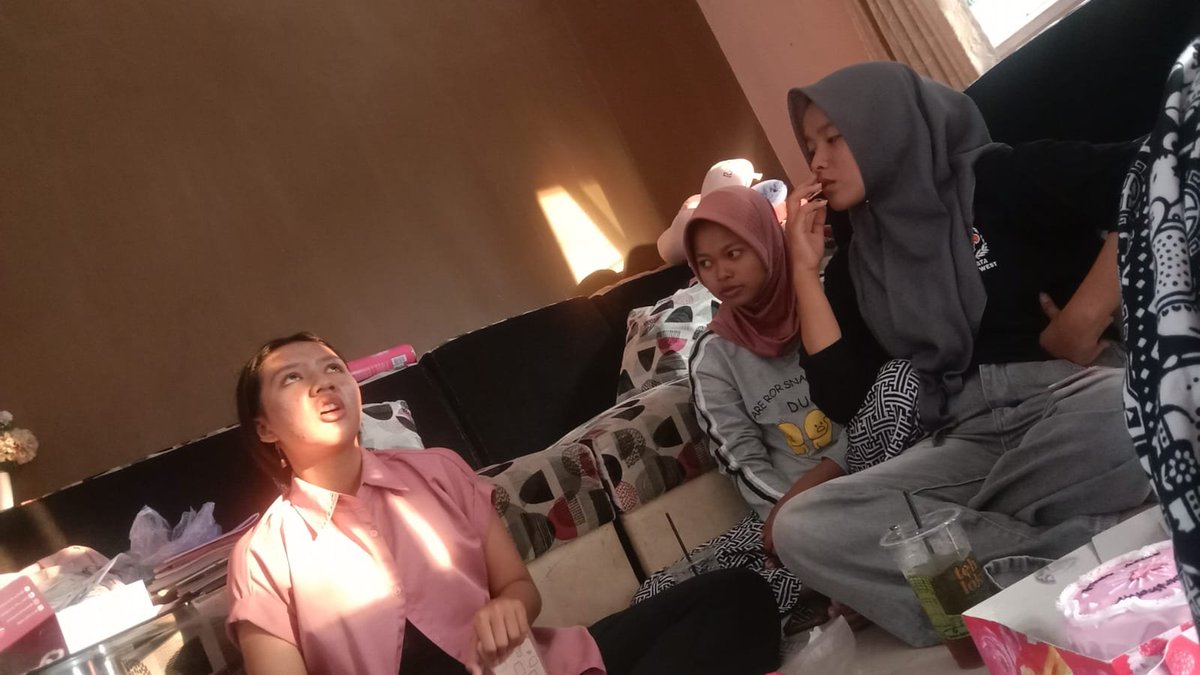 famelaita's tweet photo. kalok kumpul pasti gibah https://t.co/NzaHYSVjVI