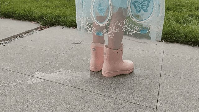 ck58418938's tweet photo. This flood season, we cheer the vibrant life—women in flowing gauze skirts, stepping lightly to chase joy!， https://t.co/EgfvEOLsNy