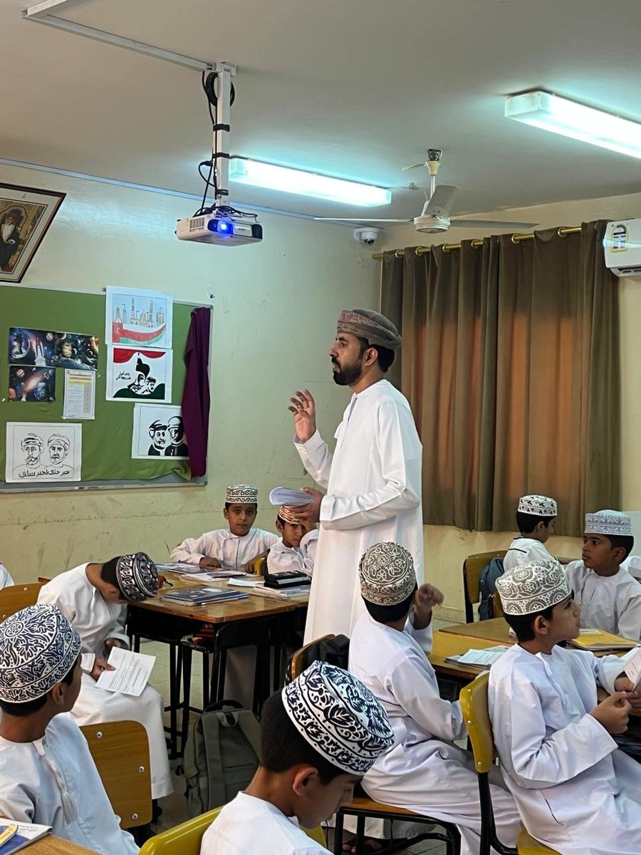 eduGovmct1605's tweet photo. حرصًا على سلامة الطلبة وتهيئة بيئة مدرسية آمنة، قام الأستاذ عدنان الساعدي، الأخصائي الاجتماعي، بتوزيع استمارات حصر الحالات الصحية والخاصة ومتابعة احتياجات الطلبة، إلى جانب تقديم التوجيه والإرشاد حول النظافة الشخصية وأهمية وجبة الإفطار، بما يعزز صحتهم واستقرارهم وانتظامهم الدراسي. https://t.co/ALtZ76s2GZ