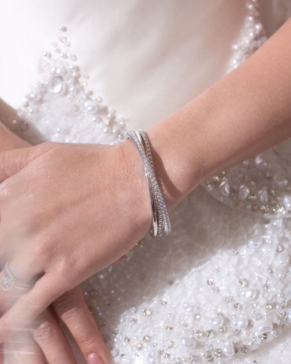 SuperstarnewsTH's tweet photo. @cartier ร่วมเฉลิมฉลองค่ำคืนแห่งความรักในงานแต่งงานของ เพชร ศสิพร อำนวยเดชกร (@petchssp) พี่สาวของคาร์เทียร์แบรนด์แอมบาสเดอร์ พีพี กฤษฏ์ (@pp.kritt) เมื่อวันที่ 3 ตุลาคมที่ผ่านมา ด้วยผลงานรังสรรค์อันงดงามที่สะท้อนความสง่างามเหนือกาลเวลาของเมซง

เจ้าสาวเลือกสวมต่างหู Reflection de Cartier และกำไล Étincelle de Cartier ประดับเพชร ถ่ายทอดลุคที่สวยสง่าจับคู่กับสร้อยคอ Panthère de Cartier ประดับเพชร ที่สามารถปรับเปลี่ยนรูปแบบการสวมใส่ได้หลากหลาย  โดยในงานนี้เจ้าสาวเลือกสวมใส่ในรูปแบบสายสร้อยซ้อนกันสองชั้น ขณะที่จี้เสือแพนเธอร์ถูกนำมาประดับบนคอลลาร์บาร์บริเวณปกเสื้อเชิ้ตของพีพี เปรียบเสมือนสองสิ่งที่แม้แยกออกจากกันแต่ยังคงเชื่อมโยงกันเสมอ ราวกับสายใยของพี่น้องที่ไม่มีวันขาด

ด้าน พีพี กฤษฏ์ นอกจากจะนำจี้เสือแพนเธอร์มาประดับบนคอลลาร์บาร์แล้ว ยังเลือกสวมต่างหู แหวน และนาฬิกาจากคอลเลคชั่น Panthère de Cartier ร่วมกับแหวนและกำไล LOVE Unlimited ตัวเรือนไวท์โกลด์ประดับเพชรรุ่นใหม่ ซึ่งเพิ่งเปิดตัวเมื่อต้นเดือนตุลาคมที่ผ่านมา คอลเลคชั่นที่สานต่อมรดกของ LOVE ในฐานะสัญลักษณ์แห่งความรักอันไร้ขีดจำกัด สะท้อนความรักที่ไม่ได้จำกัดอยู่เพียงระหว่างคู่ชีวิต แต่ยังรวมถึงสายสัมพันธ์ของพี่น้องที่คอยอยู่เคียงข้างกันในทุกช่วงเวลาสำคัญ รวมถึงวันที่พี่สาวก้าวเข้าสู่บทใหม่ของชีวิต