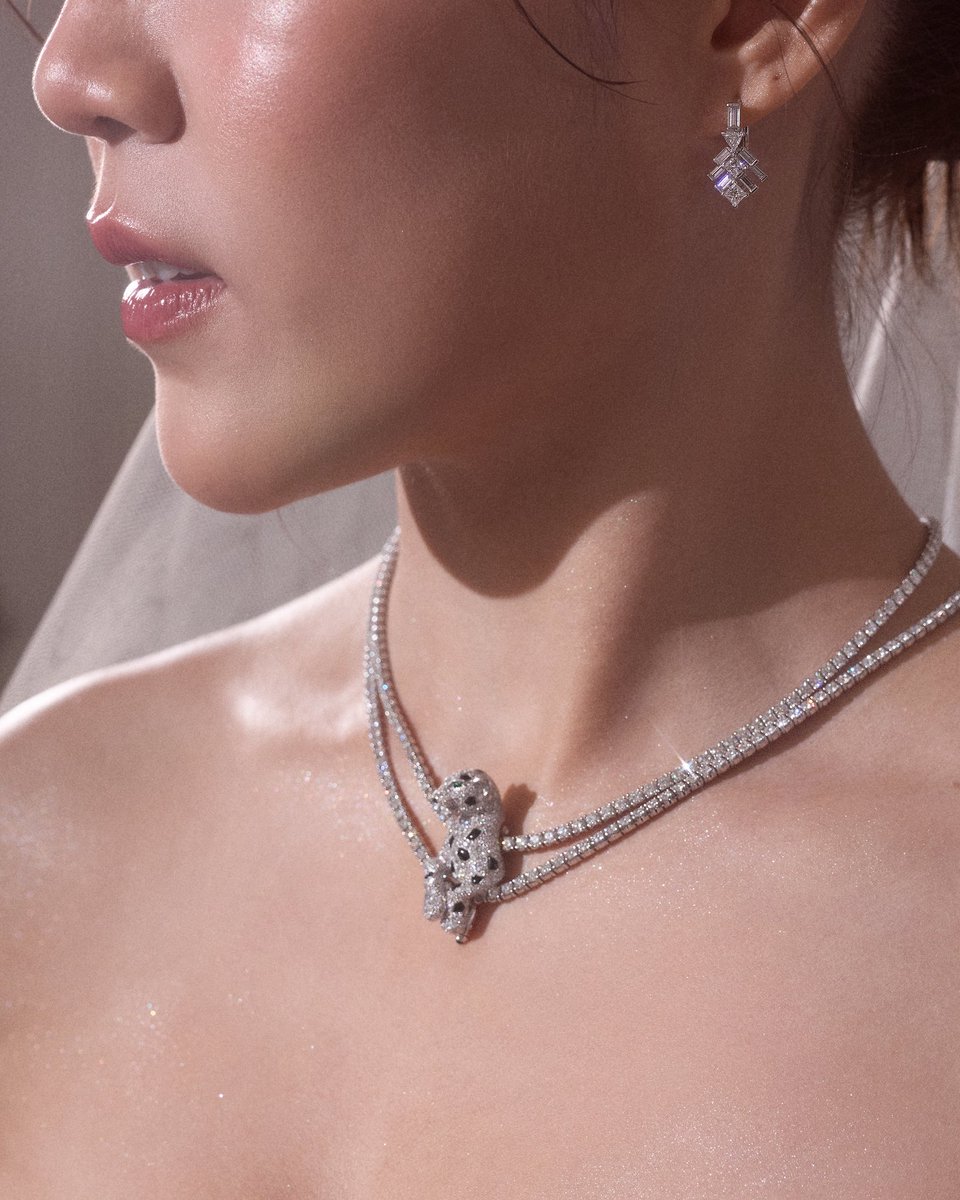 SuperstarnewsTH's tweet photo. @cartier ร่วมเฉลิมฉลองค่ำคืนแห่งความรักในงานแต่งงานของ เพชร ศสิพร อำนวยเดชกร (@petchssp) พี่สาวของคาร์เทียร์แบรนด์แอมบาสเดอร์ พีพี กฤษฏ์ (@pp.kritt) เมื่อวันที่ 3 ตุลาคมที่ผ่านมา ด้วยผลงานรังสรรค์อันงดงามที่สะท้อนความสง่างามเหนือกาลเวลาของเมซง

เจ้าสาวเลือกสวมต่างหู Reflection de Cartier และกำไล Étincelle de Cartier ประดับเพชร ถ่ายทอดลุคที่สวยสง่าจับคู่กับสร้อยคอ Panthère de Cartier ประดับเพชร ที่สามารถปรับเปลี่ยนรูปแบบการสวมใส่ได้หลากหลาย  โดยในงานนี้เจ้าสาวเลือกสวมใส่ในรูปแบบสายสร้อยซ้อนกันสองชั้น ขณะที่จี้เสือแพนเธอร์ถูกนำมาประดับบนคอลลาร์บาร์บริเวณปกเสื้อเชิ้ตของพีพี เปรียบเสมือนสองสิ่งที่แม้แยกออกจากกันแต่ยังคงเชื่อมโยงกันเสมอ ราวกับสายใยของพี่น้องที่ไม่มีวันขาด

ด้าน พีพี กฤษฏ์ นอกจากจะนำจี้เสือแพนเธอร์มาประดับบนคอลลาร์บาร์แล้ว ยังเลือกสวมต่างหู แหวน และนาฬิกาจากคอลเลคชั่น Panthère de Cartier ร่วมกับแหวนและกำไล LOVE Unlimited ตัวเรือนไวท์โกลด์ประดับเพชรรุ่นใหม่ ซึ่งเพิ่งเปิดตัวเมื่อต้นเดือนตุลาคมที่ผ่านมา คอลเลคชั่นที่สานต่อมรดกของ LOVE ในฐานะสัญลักษณ์แห่งความรักอันไร้ขีดจำกัด สะท้อนความรักที่ไม่ได้จำกัดอยู่เพียงระหว่างคู่ชีวิต แต่ยังรวมถึงสายสัมพันธ์ของพี่น้องที่คอยอยู่เคียงข้างกันในทุกช่วงเวลาสำคัญ รวมถึงวันที่พี่สาวก้าวเข้าสู่บทใหม่ของชีวิต