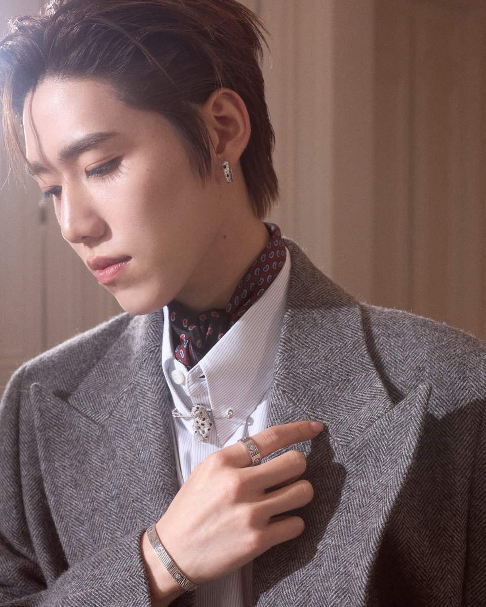 SuperstarnewsTH's tweet photo. @cartier ร่วมเฉลิมฉลองค่ำคืนแห่งความรักในงานแต่งงานของ เพชร ศสิพร อำนวยเดชกร (@petchssp) พี่สาวของคาร์เทียร์แบรนด์แอมบาสเดอร์ พีพี กฤษฏ์ (@pp.kritt) เมื่อวันที่ 3 ตุลาคมที่ผ่านมา ด้วยผลงานรังสรรค์อันงดงามที่สะท้อนความสง่างามเหนือกาลเวลาของเมซง

เจ้าสาวเลือกสวมต่างหู Reflection de Cartier และกำไล Étincelle de Cartier ประดับเพชร ถ่ายทอดลุคที่สวยสง่าจับคู่กับสร้อยคอ Panthère de Cartier ประดับเพชร ที่สามารถปรับเปลี่ยนรูปแบบการสวมใส่ได้หลากหลาย  โดยในงานนี้เจ้าสาวเลือกสวมใส่ในรูปแบบสายสร้อยซ้อนกันสองชั้น ขณะที่จี้เสือแพนเธอร์ถูกนำมาประดับบนคอลลาร์บาร์บริเวณปกเสื้อเชิ้ตของพีพี เปรียบเสมือนสองสิ่งที่แม้แยกออกจากกันแต่ยังคงเชื่อมโยงกันเสมอ ราวกับสายใยของพี่น้องที่ไม่มีวันขาด

ด้าน พีพี กฤษฏ์ นอกจากจะนำจี้เสือแพนเธอร์มาประดับบนคอลลาร์บาร์แล้ว ยังเลือกสวมต่างหู แหวน และนาฬิกาจากคอลเลคชั่น Panthère de Cartier ร่วมกับแหวนและกำไล LOVE Unlimited ตัวเรือนไวท์โกลด์ประดับเพชรรุ่นใหม่ ซึ่งเพิ่งเปิดตัวเมื่อต้นเดือนตุลาคมที่ผ่านมา คอลเลคชั่นที่สานต่อมรดกของ LOVE ในฐานะสัญลักษณ์แห่งความรักอันไร้ขีดจำกัด สะท้อนความรักที่ไม่ได้จำกัดอยู่เพียงระหว่างคู่ชีวิต แต่ยังรวมถึงสายสัมพันธ์ของพี่น้องที่คอยอยู่เคียงข้างกันในทุกช่วงเวลาสำคัญ รวมถึงวันที่พี่สาวก้าวเข้าสู่บทใหม่ของชีวิต