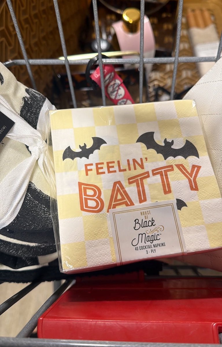 heirmeg's tweet photo. they must not have no jamaicans up at tj maxx corporate https://t.co/se3fWStFnH