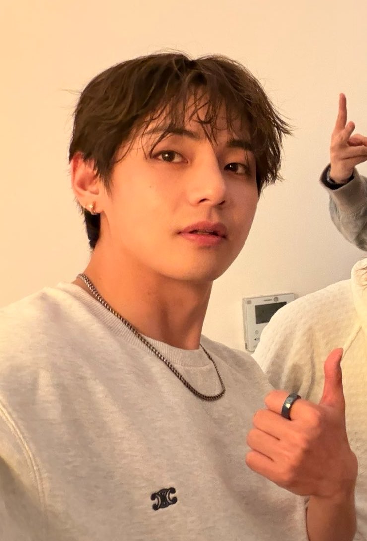 thvdiaries's tweet photo. he knows he’s the finest man alive https://t.co/22En3XvmO4