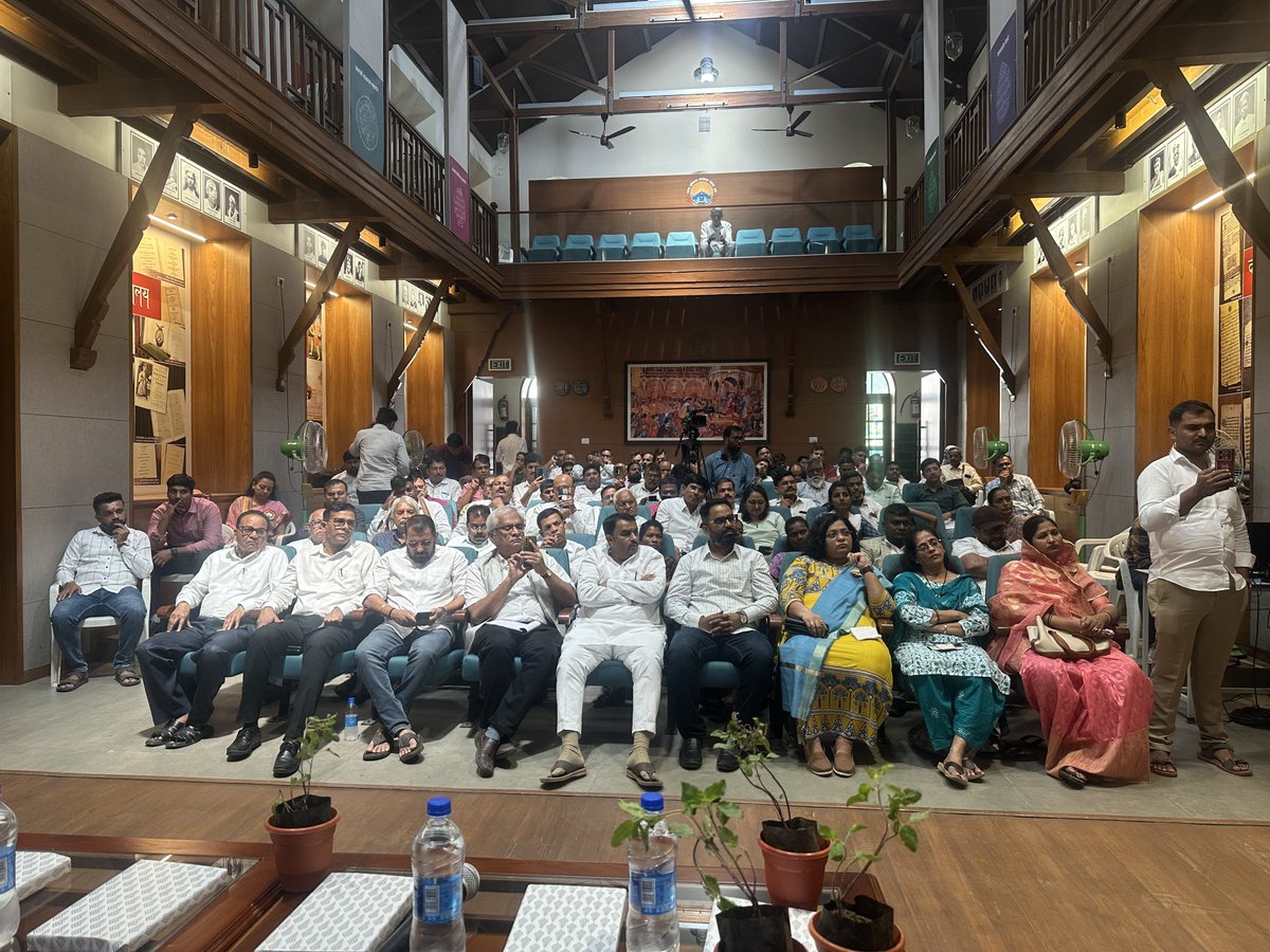 Humhongekamyab1's tweet photo. पुणे में मराठी भाषा में "केजरीवाल मॉडल" पुस्तक के भव्य एवं सफल लोकार्पण पर बड़े भाई @Jasmine441 जी को हृदय से हार्दिक बधाई एवं शुभकामनाएँ।

यह पुस्तक केवल एक पुस्तक नहीं, बल्कि भारत की राजनीति में केजरीवाल सरकार द्वारा आए उस वैकल्पिक शासन मॉडल का दस्तावेज़ है, जिसने शिक्षा, स्वास्थ्य, बिजली-पानी और जन-कल्याणकारी नीतियों को केंद्र में रखकर शासन की नई परिभाषा गढ़ी।

मुझे पूर्ण विश्वास है कि यह कृति महाराष्ट्र के प्रबुद्ध पाठकों, युवाओं और शोधार्थियों तक सुशासन, ईमानदार राजनीति और जनहित के अनुभवों को पहुँचाने का एक सशक्त एवं ऐतिहासिक माध्यम बनेगी।

आपके उज्ज्वल भविष्य और इस पुस्तक की अभूतपूर्व सफलता के लिए अनंत मंगलकामनाएँ। 

@ArvindKejriwal @AAPMaharashtra @AAPMumbai @AamAadmiParty @PreetiSMenon