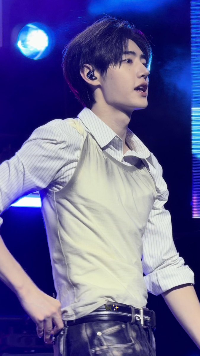3DOUD3's tweet photo. 나시랑 꽤 두께감잇는 셔츠랑 레이어드해서 입은건데 그거 감안해서도 디게 납작해졋어…. https://t.co/0TbmwaDxP8