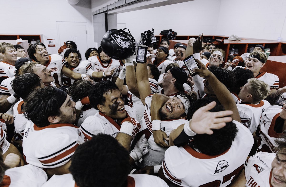 SUUFB_'s tweet photo. That’s a T-Birds DUB 🔥 

#EarnIt ⚡️ #TBirdNation ⚡️ #RaiseTheHammer https://t.co/7kTC8bBMnE