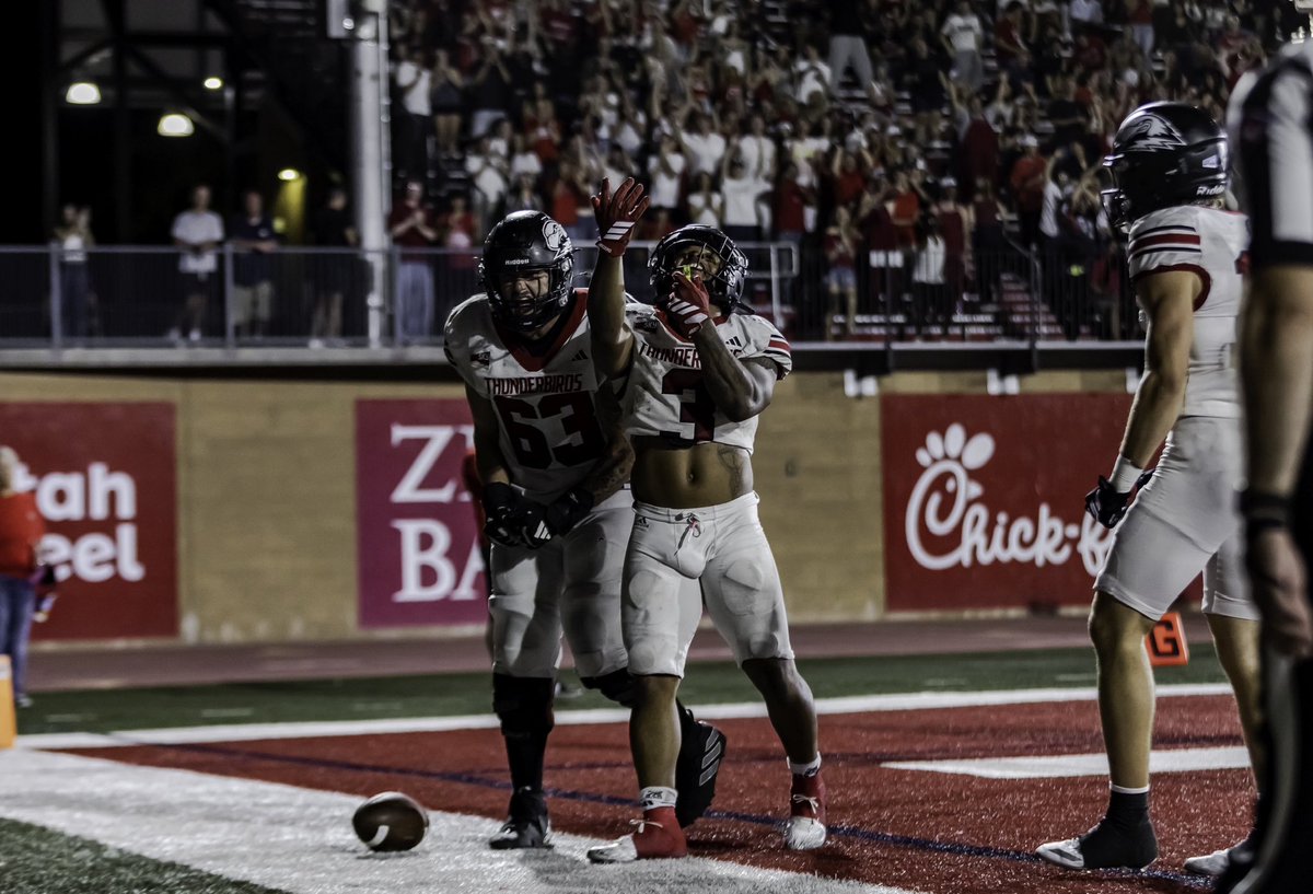 SUUFB_'s tweet photo. That’s a T-Birds DUB 🔥 

#EarnIt ⚡️ #TBirdNation ⚡️ #RaiseTheHammer https://t.co/7kTC8bBMnE