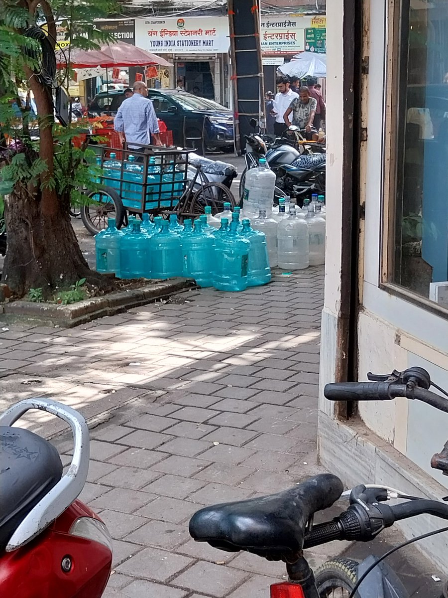 humdardsultan's tweet photo. Sir I am complaining regarding encroachment since last 2 months more then 70 complaints registerd on bmc portal 9 letters ti bmc Commissioner on ground they are not removing  tht person is occupying full footpath sharing pictures it at fort area A ward
@SayyedWarees https://t.co/CDxo6qwV9l