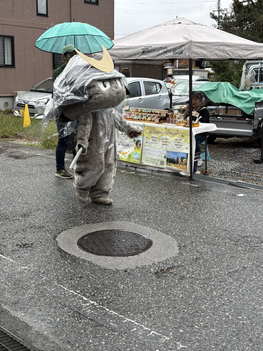 okan1226's tweet photo. 今日は鳥居本の宿場まつりに出展してます。生憎の☂️模様ですが、ひこね演劇鑑賞会を、どうぞお見知り置きを👍
しまさこにゃんもお仕事してます👍 https://t.co/N3TeHrIG0H