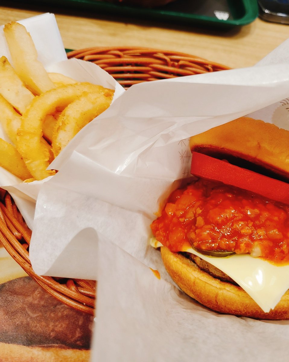 mamemam23's tweet photo. ランチはモスバーガー🍔
スパイスモスチーズバーガー
これしか頼まん♥️ https://t.co/QcRF4k8LK7