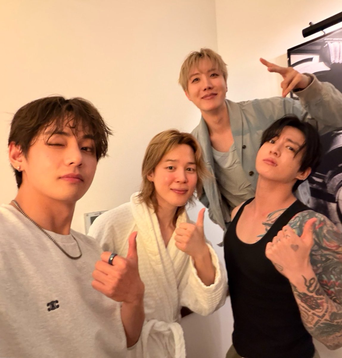 homeisjungkook's tweet photo. OH MY FUCCCCCCKKINGGGG GODDDDDDDD https://t.co/m3bqyY7vb1