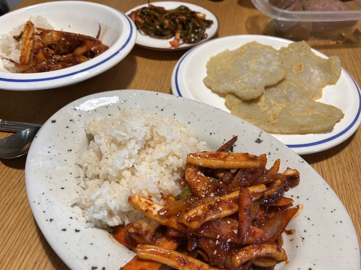 jiinah's tweet photo. 먼곳에 공연 다녀오면 꼭 내가 한 밥 먹고 싶어진다 맨날 지겹게 해먹고 공연은 당일치긴데도🙄 그래서 오늘 아침메뉴 오징어볶음 감자전 https://t.co/iaBHRq7FBk