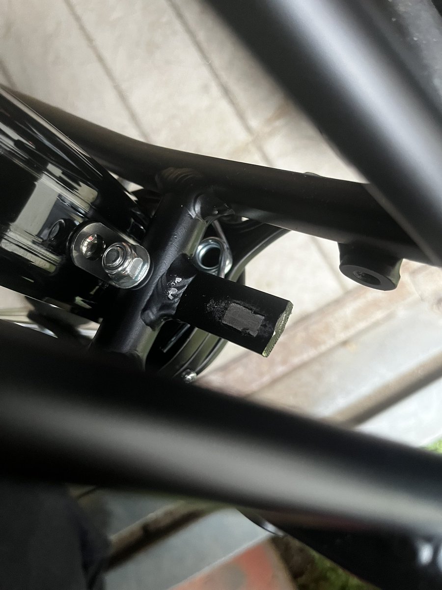 mcriI's tweet photo. 折り畳み自転車を買ってみたらなんかパーツが折れて見える、切断面未処理の部分があって、問い合わせたら仕様だとのことなんだけど、角が鋭利だし断面ザラザラしてて、怪我したり何かに引っ掛けて破いたりしそう…折り畳みだし。
定価10万円超える製品なんだけど自転車だとこういうことよくあるのかな https://t.co/L95FZOWD3F