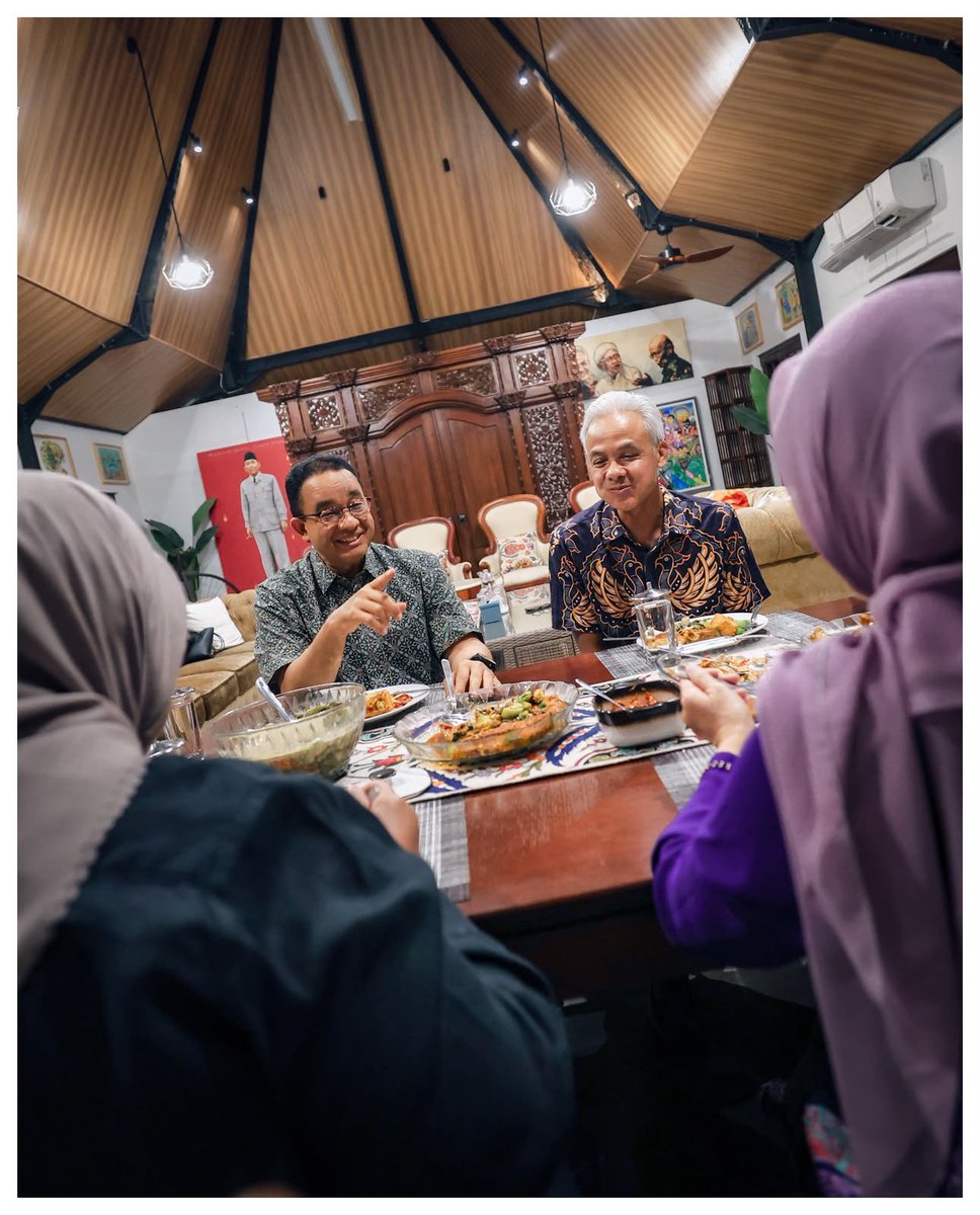 ganjarpranowo's tweet photo. Njanur gunung tenan. Udara Jogja yang berhari-hari sumuk semalam mendadak seger berkat kedatangan abah @aniesbaswedan dan mbak Fery Farhati. Maturnuwun gojek kere dan rasan rasan gayengnya dab 🙏 https://t.co/SYqlrkHuVL