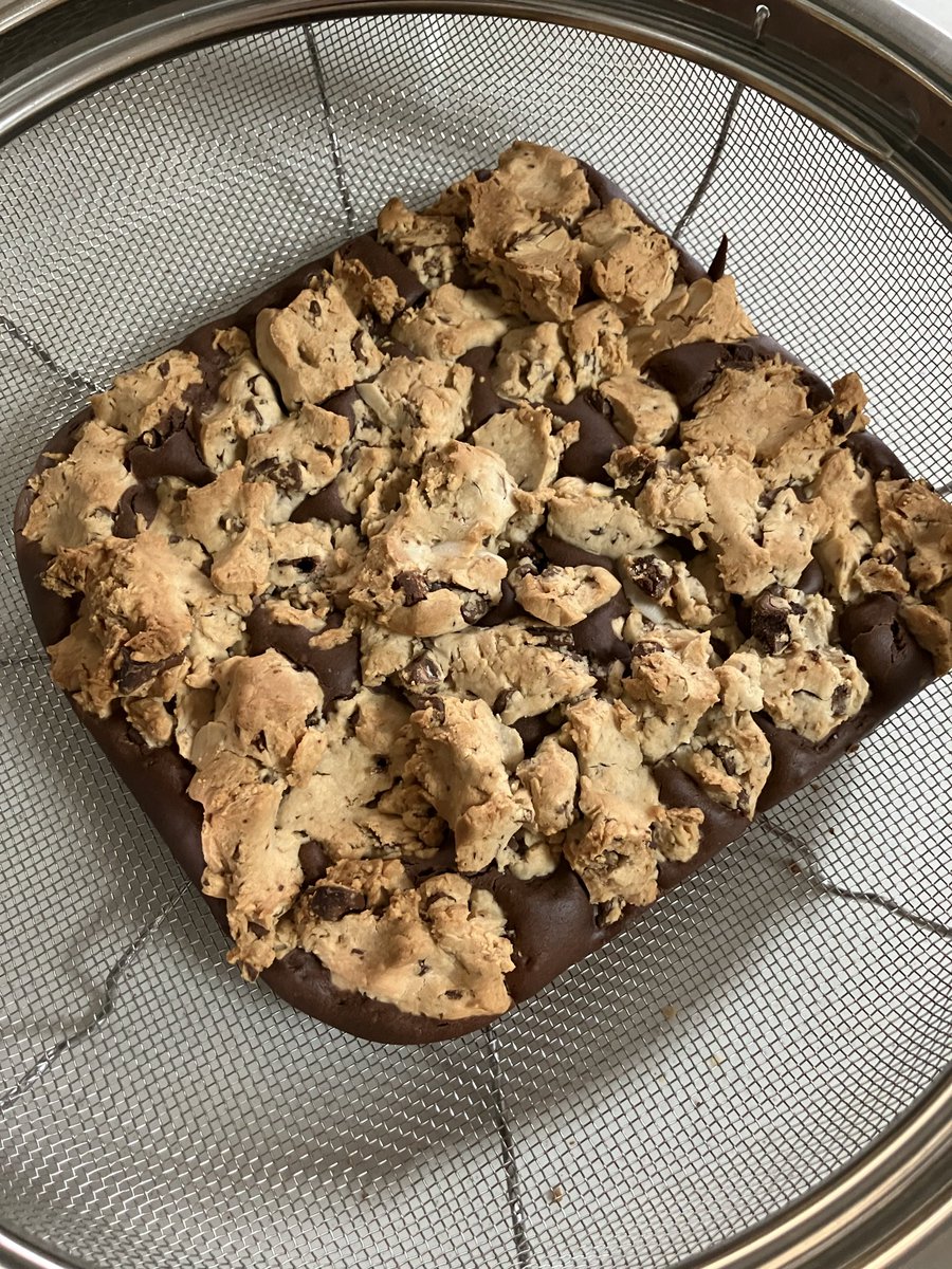 plejaden4's tweet photo. チョコクッキー生地が上に乗ったブラウニー　米粉で罪悪感を引くバージョン
本当はバウンド型だけど型を準備するのが面倒すぎてセラベイクで強行してしまう https://t.co/rAhm66DsBE