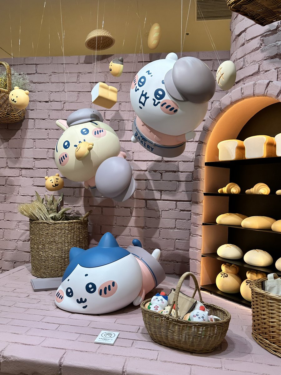 kanna03's tweet photo. ハチワレのブニり具合、やっぱかわいいw そしてパンのサンプル？もめちゃかわ｡｡｡！🥐🥯🍞🥖🥨 https://t.co/2mBY182Sic