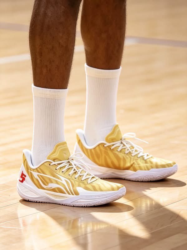 gracebee427's tweet photo. The Li-Ning Liren 6 V2 Barry Brown PE is a player-exclusive shoe featuring a gold tiger-stripe pattern and the number “5” on the heel.
❤️❤️We sell worldwide with free shipping:https://t.co/voicJUyFrM
.
.
.
#lining
#liningliren6v2
#liren6v2
#barrybrown
#liningsport https://t.co/A0qXVQ4AzV