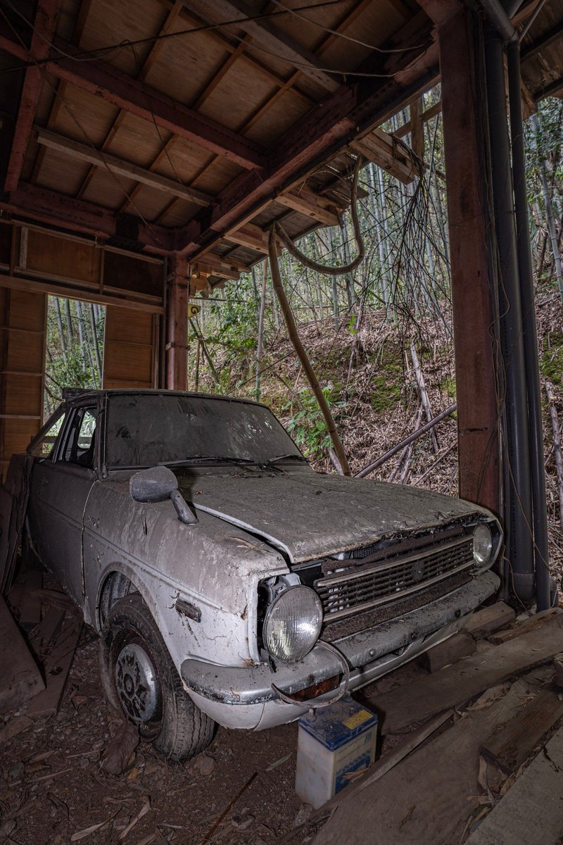 kou_urbex's tweet photo. 1桁ナンバーの渋い車を見つけた。
車詳しくないけど、珍しいのだろうか？
誰か詳しい人教えて。 #草ヒロ https://t.co/dvrUudpNWs
