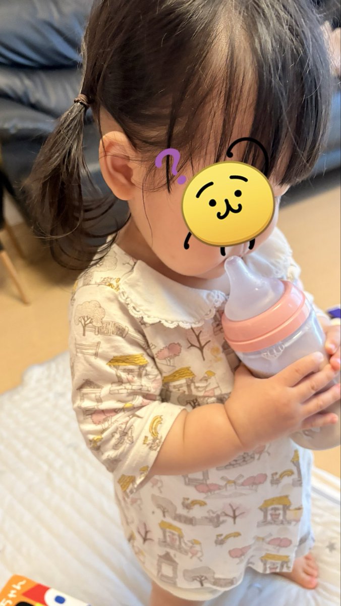 yamada_jamadayo's tweet photo. ミルクを卒業して早4ヶ月。
余ってたほほえみ缶の賞味期限が迫っていたので、哺乳瓶に入れてあげてみた。

な！なんと！！
飲み方を完全に忘れててうまく飲めない…！
ストローのように吸おうとしてる！！
たった４ヶ月で忘れてしまうんだなぁ🥹
あんなに好きだったのにね😭 https://t.co/iJ5HGtMO3z