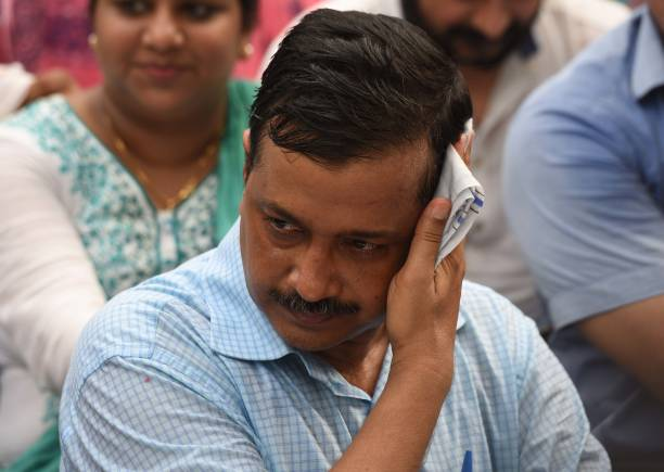 sumit1kalra's tweet photo. कभी-कभी सचमुच लगता है कि यह अभागा देश
इतनी ऊँची कोटि की क्रांतिकारी राजनीति के योग्य ही नहीं है! 😂

देखिए, अरविंद केजरीवाल जी को ही ले लीजिए।

दुनिया के सबसे ईमानदार, सबसे पारदर्शी और सबसे त्यागी नेता!

कभी कहते थे, बड़ी गाड़ी नहीं चाहिए, बंगला नहीं चाहिए,
AC दफ्तर नहीं चाहिए, जनता के बीच बस-मेट्रो से जाएंगे।

फिर जनता ने शायद गलत समझ लिया।

क्योंकि आज अगर छोटी दूरी के लिए हेलिकॉप्टर और चॉपर दिखाई दें,
तो भाईसाहब को ऑटो में बैठाकर लाल बत्ती पर रोकना
देश की प्रगति के साथ अन्याय होगा! 😂

आखिर प्रधानमंत्री बनने का सपना देखने वाले नेता
ट्रैफिक सिग्नल पर गोलगप्पे खाते हुए राष्ट्र निर्माण थोड़े करेंगे!

और दिल्ली का शीशमहल?

अरे भाई, क्रांति के लिए शांत वातावरण चाहिए।

24 घंटे AC, आरामदायक बंगला और सुकून भरा माहौल न मिले,
तो इतनी बड़ी-बड़ी क्रांतिकारी योजनाएँ आखिर बनेंगी कहाँ?

चाँदनी चौक के जाम में बैठकर?

फिर आते हैं शिक्षा-क्रांति के महान रणनीतिकार मनीष सिसोदिया जी।

जब न्यायालय में पत्नी की बीमारी के आधार पर बाहर रहने की आवश्यकता बताई गई,
तो परिवार सर्वोपरि था।

लेकिन राजनीति में लौटते ही देश और संगठन की पुकार इतनी प्रबल हो गई
कि चंडीगढ़ भी दिल्ली से ज्यादा जरूरी लगने लगा!

और अब यदि सरकारी बंगले की सुविधा उपलब्ध हो गई,
तो इसमें आश्चर्य कैसा?

मंत्री ने बंगला समर्पित किया,
नेता ने क्रांति समर्पित की,
कार्यकर्ता ने संगठन समर्पित किया...

बस जनता ने अपना विवेक समर्पित कर दिया! 🤣

यही तो आप मॉडल की सबसे अद्भुत विशेषता है।

कल तक सादगी का उपदेश,
आज सुविधा का औचित्य।

कल तक वीआईपी संस्कृति पर भाषण,
आज सुविधा मिलते ही उसका दार्शनिक विश्लेषण।

कल तक जनता को त्याग सिखाना,
आज खुद त्याग की ऐसी नई परिभाषा गढ़ना
जिसमें बंगला, सुरक्षा, काफिला और आराम सब शामिल हों!

कमाल है!

आम आदमी की राजनीति में आम आदमी ही सबसे ज्यादा आम समझ लिया गया।

जनता से कहा गया था:

“हम व्यवस्था बदलेंगे।”

व्यवस्था बदली या नहीं, यह तो जनता तय करेगी।

लेकिन इतना जरूर दिखा कि
सादगी की परिभाषा, त्याग का अर्थ और ईमानदारी का पैमाना
हर सुविधा के साथ थोड़ा-थोड़ा अपडेट होता गया। 😏