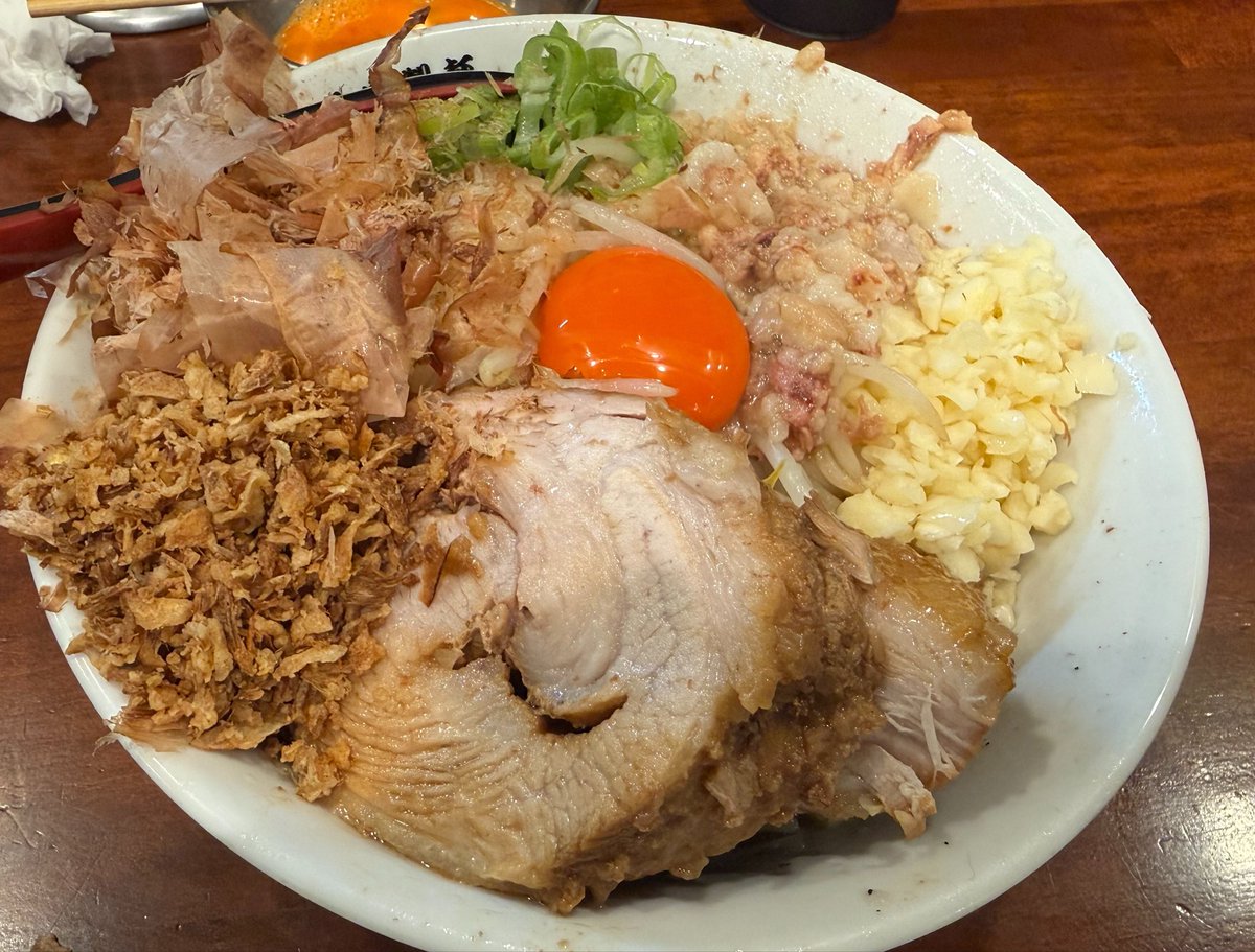 nrg53d's tweet photo. 昨日まる太隣で600のラーメン啜ってた罪人あまりにも早すぎた

限定塩はガチで美味かった https://t.co/QF1a0E5SLl