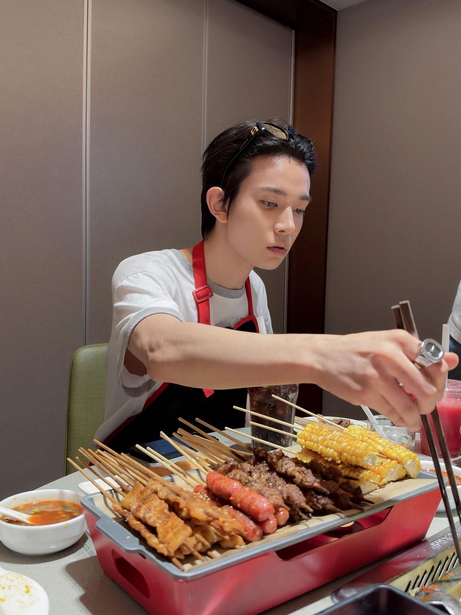 xeeszme's tweet photo. 261004 샤오홍슈 #에반 #EVAN 

澳门一日游 | 海底捞🍲双层巴士🚌烟花节🎆 https://t.co/V2kkqzwZh0