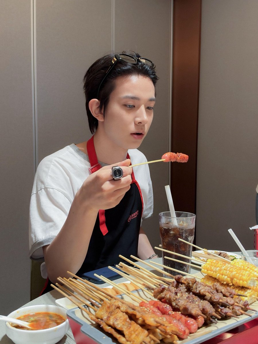 xeeszme's tweet photo. 261004 샤오홍슈 #에반 #EVAN 

澳门一日游 | 海底捞🍲双层巴士🚌烟花节🎆 https://t.co/V2kkqzwZh0