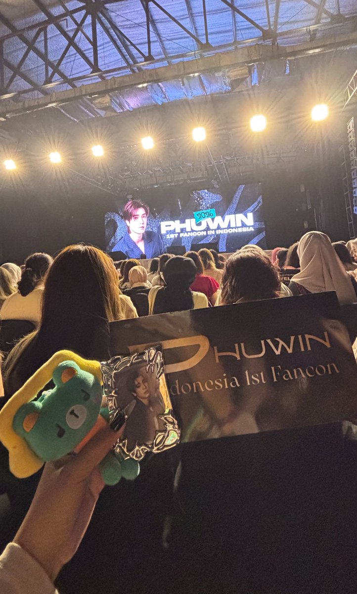phuemejor's tweet photo. i’m beyond happyyyy and so grateful to be here for phuwin's first fancon in indonesia https://t.co/WGfG9sHzov