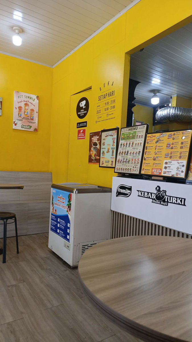 echoerf's tweet photo. Mau beli ban motor tapi toko sparepartnya gak buka, malah mlipir beli jajan. 🥴 https://t.co/WXt7suWljb