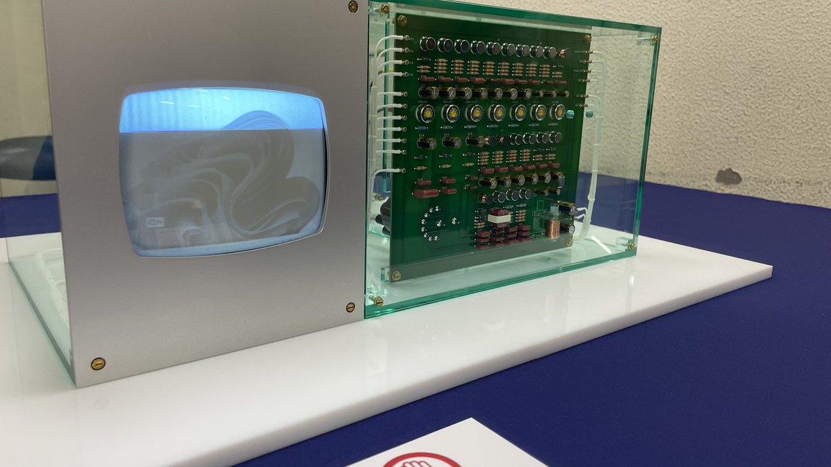 electrotelecast's tweet photo. だいのすけさんのブラウン管表示器。回路も映像も綺麗だった。ちょうど50年前のナショナル製のブラウン管を使っているらしい！#NT東京 https://t.co/EBVuEsyD2P