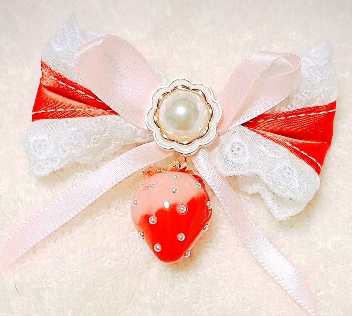7ze72ru0's tweet photo. いちごリボンクリップは、綿レースとサテンリボンを縫い合わせるところから作っているので、形が均一ではありません🙇‍♀️ https://t.co/Clpid6MRVr