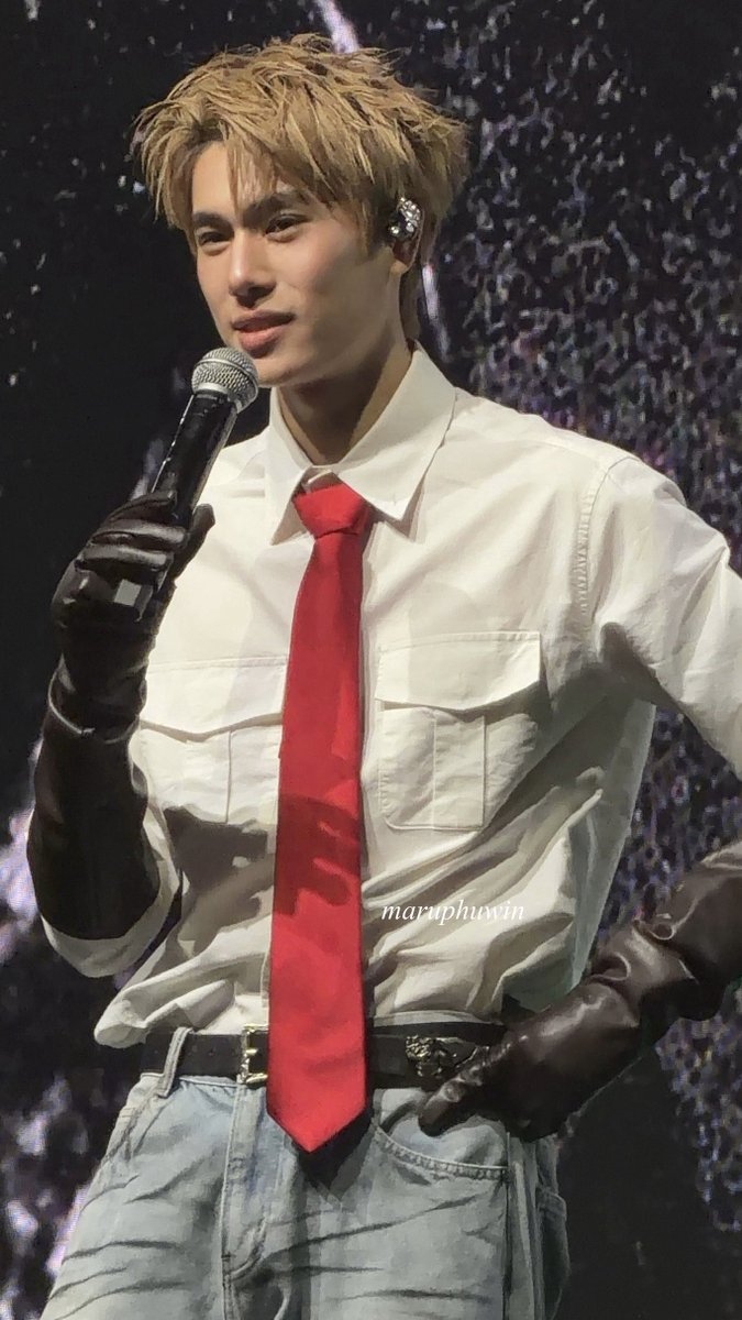 maruphuwin's tweet photo. his ethereal face and his body proportion like it just came out from manhwa 🧎🏻‍♀️‍➡️ #phuwintang https://t.co/VSksRoQwrx