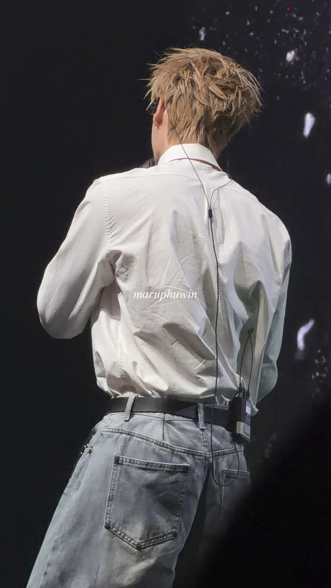 maruphuwin's tweet photo. his ethereal face and his body proportion like it just came out from manhwa 🧎🏻‍♀️‍➡️ #phuwintang https://t.co/VSksRoQwrx