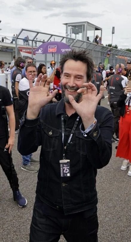 _KeanuReevei's tweet photo. “To my beautiful fans, I truly miss talking with you. ❤️ Some of you reply when I reach out, while others don’t, and it can be a little discouraging. But I’m still grateful for you all. I only reach out because I care and appreciate you. ❤️🙏” https://t.co/ANtkjS0093