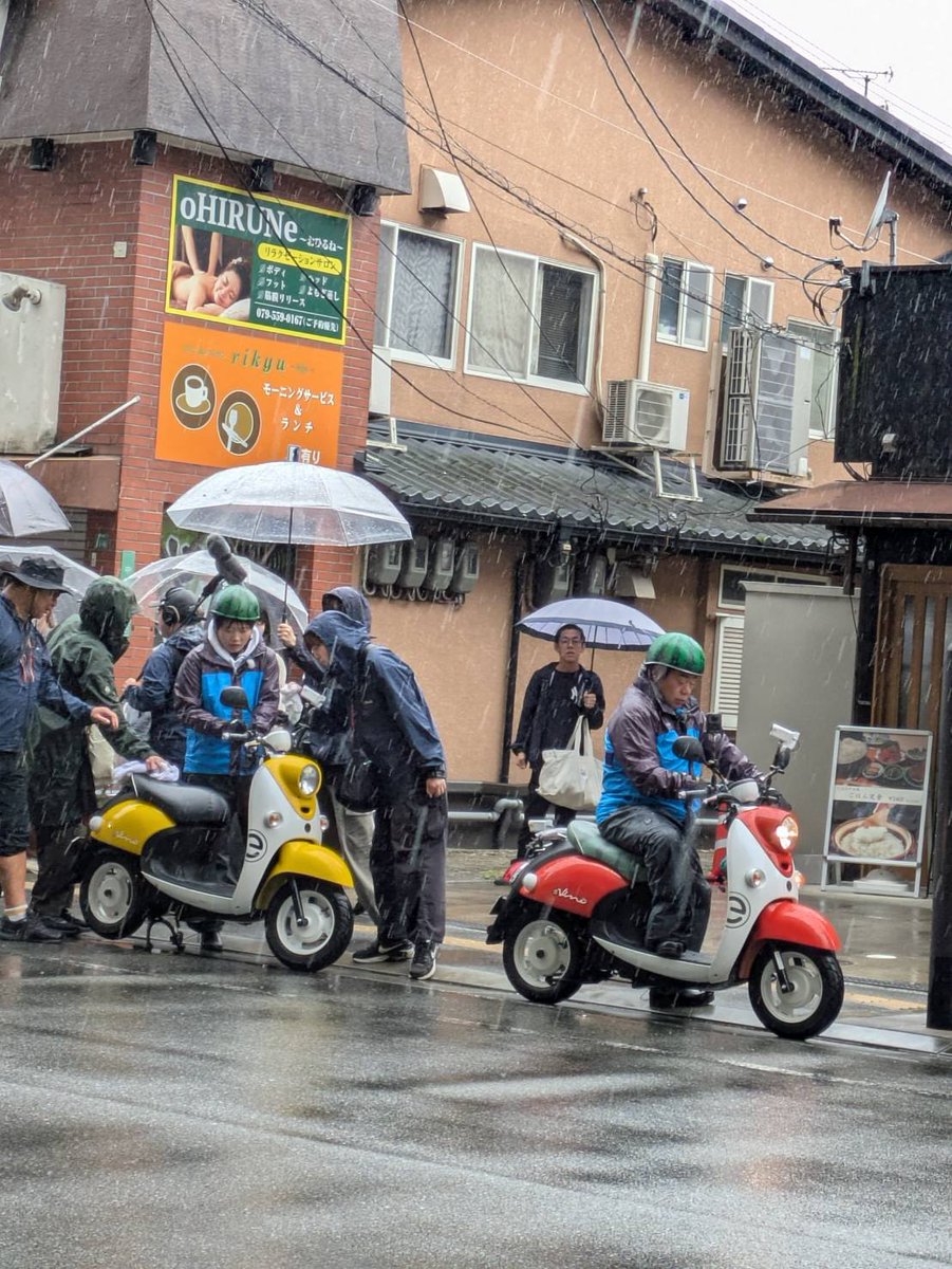 silver_vine_3's tweet photo. 地元の駅前でスイカのヘルメット被った出川御一行に友達がすれ違ったって写メくれた😁
雨なのに⋯たいへですね💦
昨日までは晴れてたのにねぇ⋯

#出川哲朗
#スイカヘルメット
#充電させて下さい https://t.co/LBSnFSU5Ta