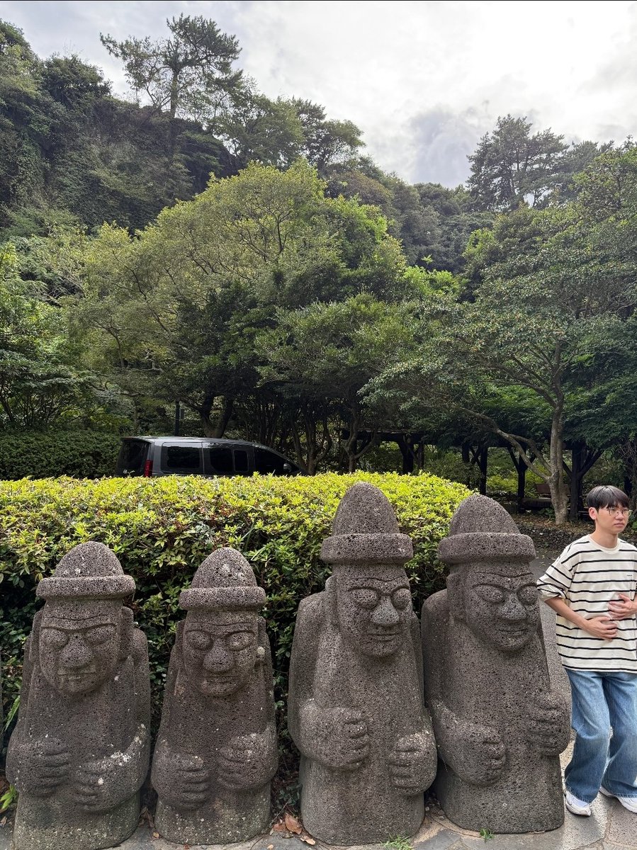 shbxoxo's tweet photo. 💭 261004
1.55PM KST

🐿: *sends picture*
🐿: *sends picture*
🐿: jeju doràn
🐿: *sends sticker* https://t.co/gzyT16n6uS
