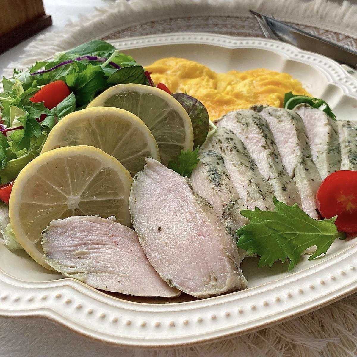 deandreamod1b's tweet photo. Mi almuerzo de hoy: arroz blanco, pechuga de pollo a la plancha con limón y una ensalada fresca. Rápido, sano y delicioso! https://t.co/RfydVG3RSl