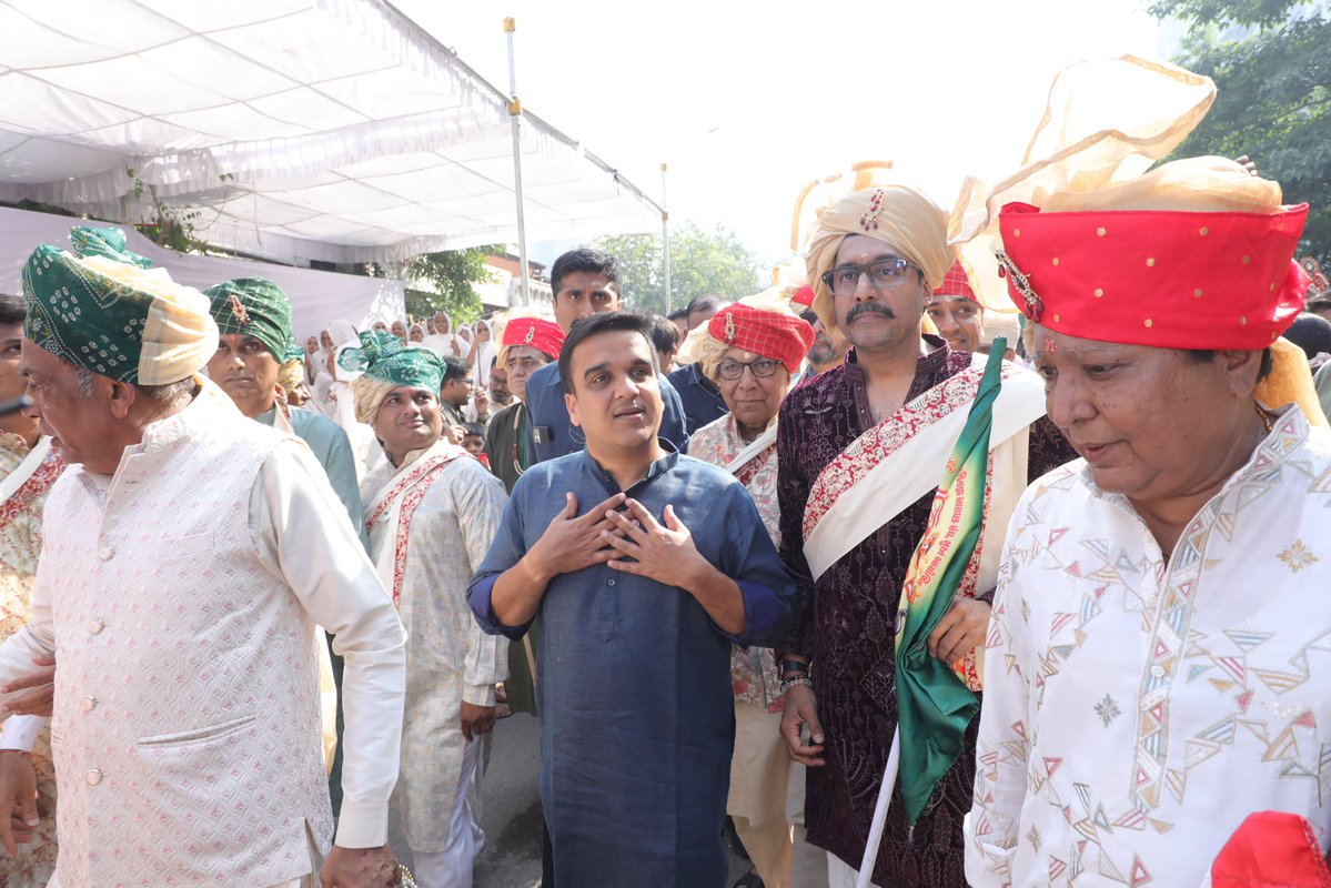 sanghaviharsh's tweet photo. વેસુ રંગાયું પ્રભુ ભક્તિના રંગે ! 🚩

સુરતની પાવન ધરતી પર શ્રી તપાગચ્છીય સમસ્ત જિનાજ્ઞા આરાધક સંઘ દ્વારા આયોજિત ત્રણ લોકના નાથની ભવ્યાતિભવ્ય સામૂહિક મહારથયાત્રામાં ઉપસ્થિત રહી ધર્મલાભ મેળવ્યો. ફોનિક્સ ડોમ, વેસુથી મહાપ્રારંભ પામેલી આ મહારથયાત્રા દરમિયાન ભક્તિ અને આધ્યાત્મિકતાની ચોતરફ અનુભૂતિ કરી તેમજ પૂજ્ય ગુરુ ભગવંતોના આશીર્વાદ પ્રાપ્ત કર્યા. 

જ્યાં રથ પર બિરાજીત હોય પ્રભુની પ્રતિમા, માર્ગ પર પ્રસરતો હોય આસ્થાનો અજવાસ અને હૃદયમાં હોય જિનશાસન - તેવો આ અલૌકિક ધર્મોત્સવ કાયમ સ્મૃતિમાં રહેશે.