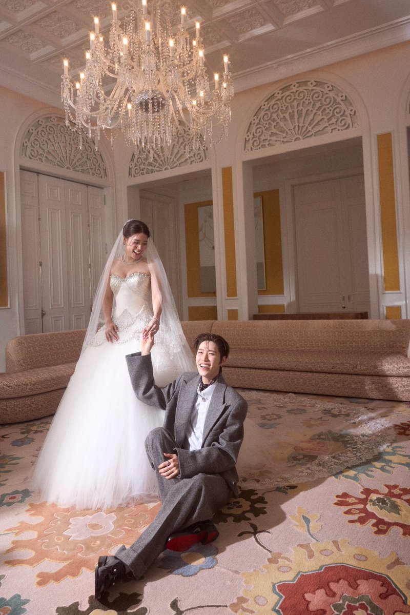 babybabiespp's tweet photo. ‘เพชรไม่ค่อยรู้จักแบรนด์เยอะ แต่พีพีรู้เรื่องแฟชันเค้าเลยแนะนำว่าใส่ miss sohee มั้ย เค้าตั้งใจให้ชุดนี้เป็นของขวัญแต่งงานด้วย มันเลยเป็นชุดที่มีความหมายมากๆ’

แล้วพีตั้งใจไปเลือกชุดเองที่ลอนดอนเลยอะ น้องชายคนเล็กของบ้านที่เติบโตมาอย่างดี ให้ชุดแต่งงานเป็นของขวัญเจ่เจ้ ชั้นㅠㅠ https://t.co/3hbCqGKAW2