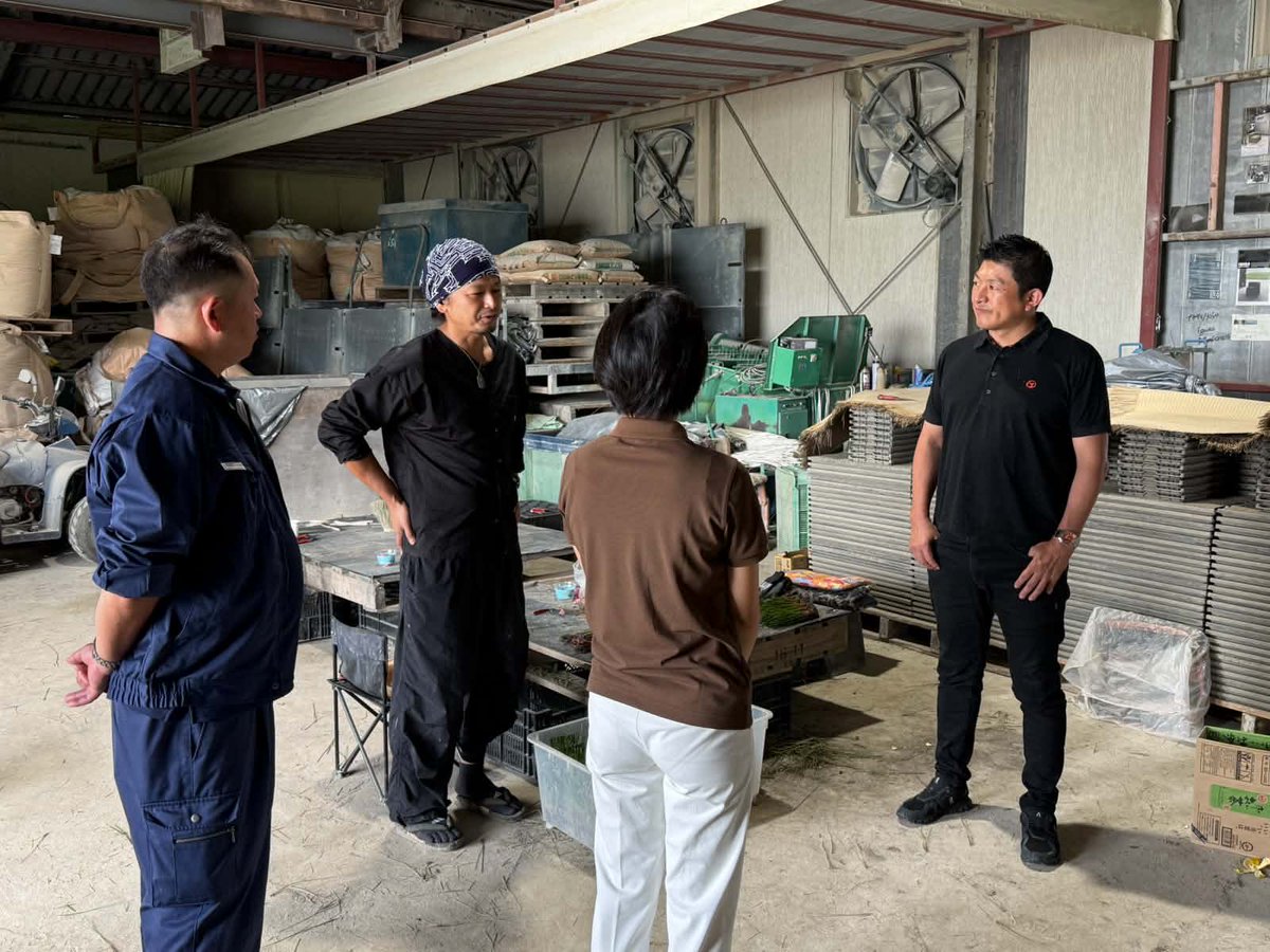 jinkamiya's tweet photo. 午後も八代市の視察で、
い草農家を訪問してお話をお聞きし、
日奈久温泉やお味噌会社の支援依頼の声も聞いてきました。

小川八代市議と高井熊本県議がいるので、
相談の整理と県に頼むこと、国がやるべきこと両方を分けて対応が考えられるので、
とても助かります。

地方議員の大切さを再確認した視察でした。