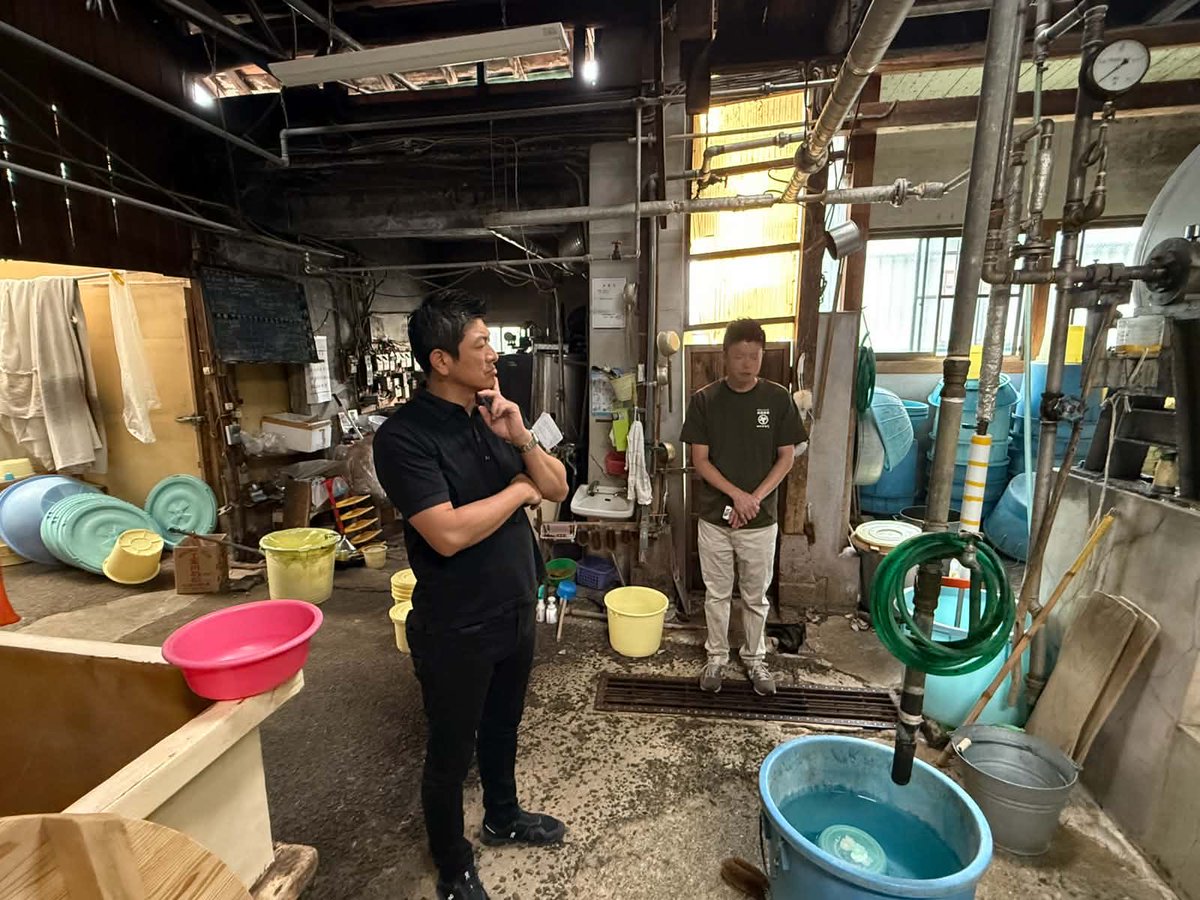 jinkamiya's tweet photo. 午後も八代市の視察で、
い草農家を訪問してお話をお聞きし、
日奈久温泉やお味噌会社の支援依頼の声も聞いてきました。

小川八代市議と高井熊本県議がいるので、
相談の整理と県に頼むこと、国がやるべきこと両方を分けて対応が考えられるので、
とても助かります。

地方議員の大切さを再確認した視察でした。
