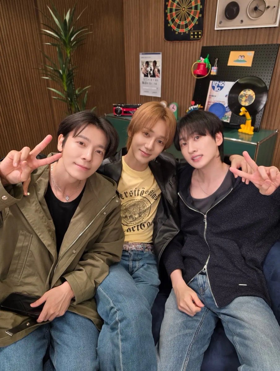 COFFEE_D_CLOUD's tweet photo. 이쪽으로 올래 사진 굉장히 기시감 드는 구도라 갤러리 뒤져봄
동생들 양쪽으로 껴안고 찍는거 상당히 좋아하심...
KRY 버전도 많고 분명 더 있는데 찾기가 너무 힘들다 https://t.co/ygE7D2ueVe