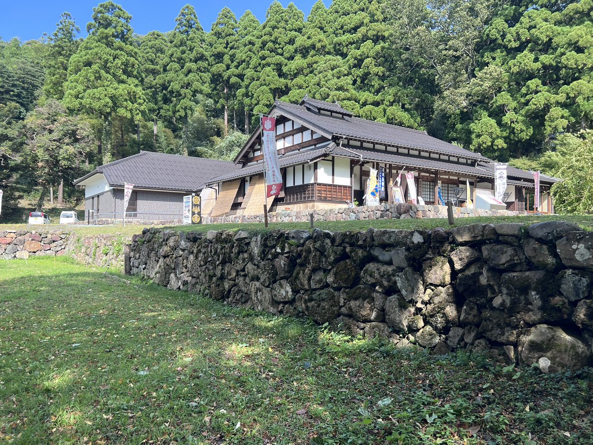 shirotabist's tweet photo. 【佐柿国吉城跡】若狭湾の城巡り。続日本100名城。山上に本丸跡、二ノ丸跡、麓に城主居館跡等。麓の歴史資料館は旧田辺半太夫家の母屋と座敷（佐柿町奉行所移築）を移築したもので国登録有形文���財（2枚目）。国吉廃城後（江戸期）に築かれた石垣が見られる（3枚目）　#城巡り #続日本100名城 https://t.co/iK24hs2OoD