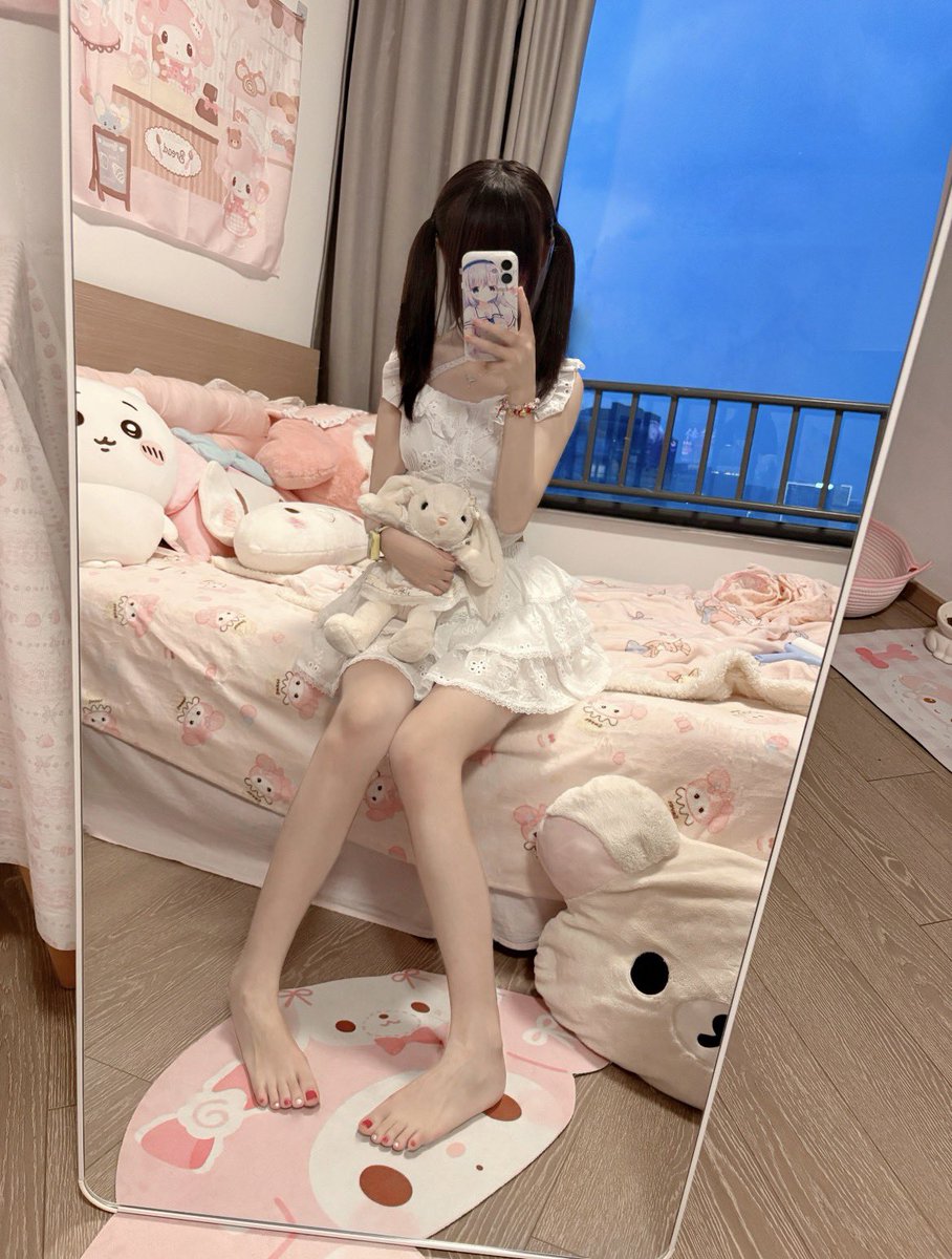 melanie10se1's tweet photo. 刚刚睡醒，继续发！！！

有狗狗要来锐评我16的🫣                                                               

放假很兴奋得来X发福了                    

流言22我真发🤭 https://t.co/6Iw6wjGLof