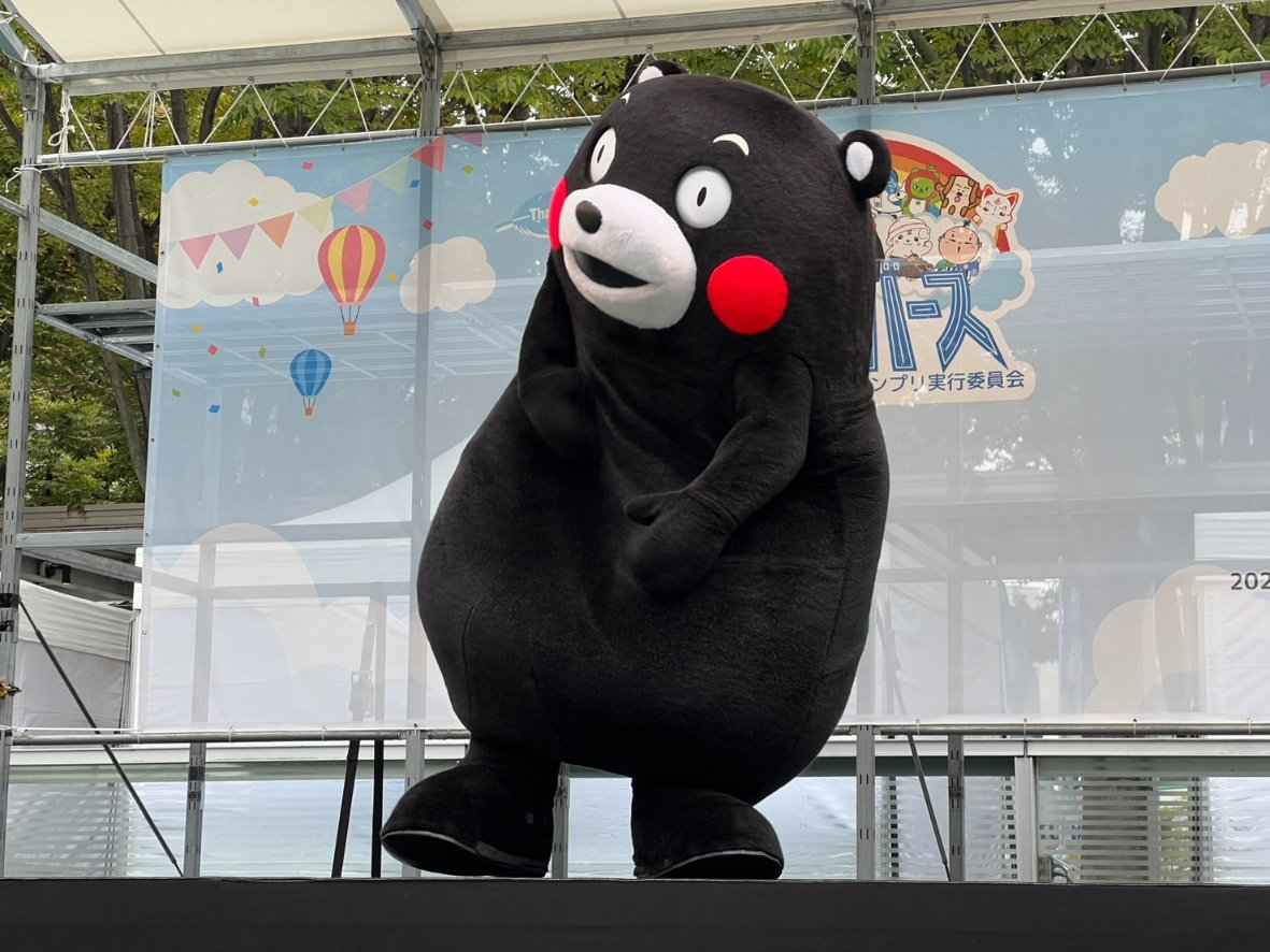 yuru_verse's tweet photo. ＼くまモンと一緒に、会場みんなで🙌／

「熊本を応援しよう！くまモンステージ」✨

くまモン（@55_kumamon）がステージに登場！
キュートなポーズも、ダイナミックな動きも！
客席にもたくさんの手が上がり、会場がひとつになりました👏

一緒に盛り上がってくださった皆さん、ありがとうございました！

#くまモン #ゆるキャラグランプリ